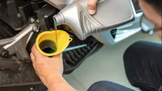 mengganti oli motor